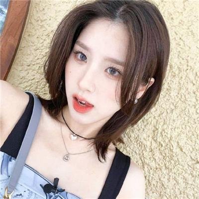 她背后的那双手